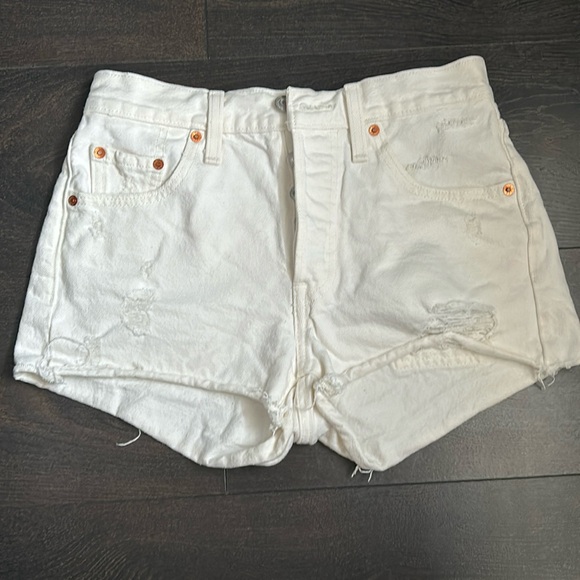 LEVI’S 501 JEAN SHORTS. - Picture 2 of 3